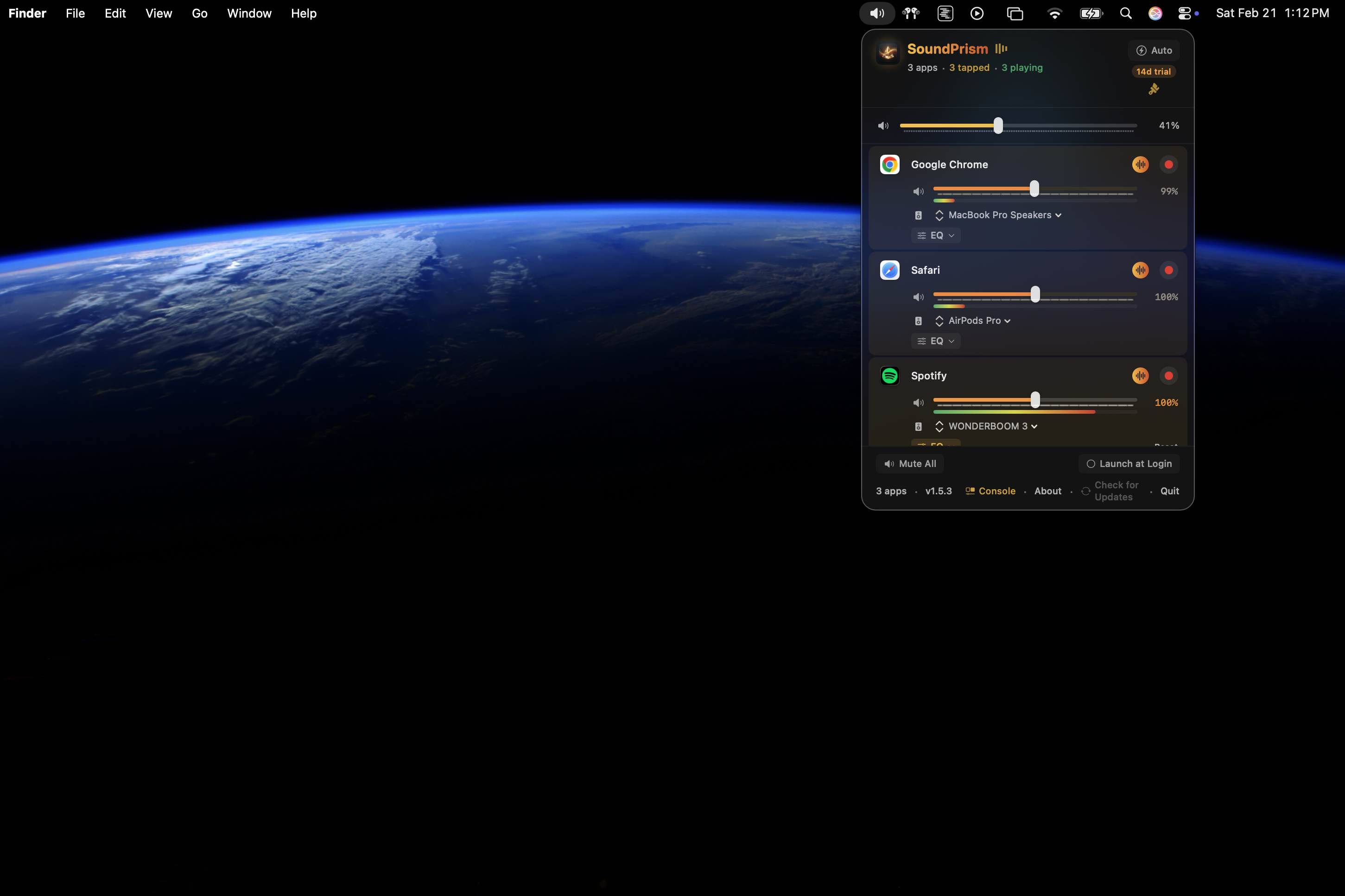Popover SoundPrism ouvert depuis la barre de menus macOS, contrôles audio par app en contexte